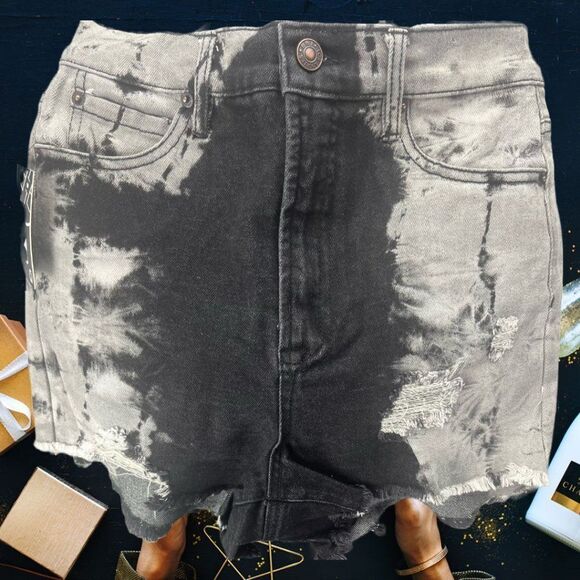 41. Dye Pinch Cut-Off Short with Deconstruction - Picture 2 of 10